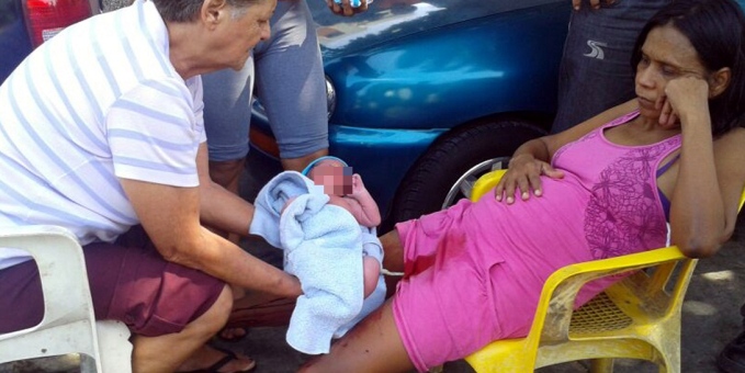 Mujer tiene a su hijo en una acera (Foto)