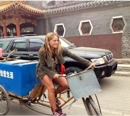 Lilian Tintori montada en una bicicleta china (Foto)