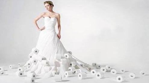 Te harías un vestido con papel toilet, con la escasez que hay (Foto)