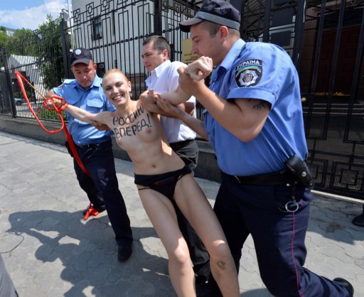 Una Femen muestra su pecho a modo de burla por el divorcio de Putin
