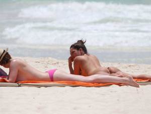 Kelly Brook hace “topless” en Cancún (Fotos)