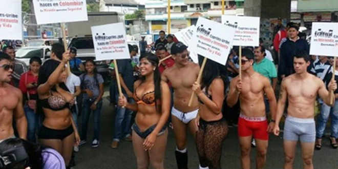Actor porno y gogó dancers fueron los que protestaron desnudos contra Capriles