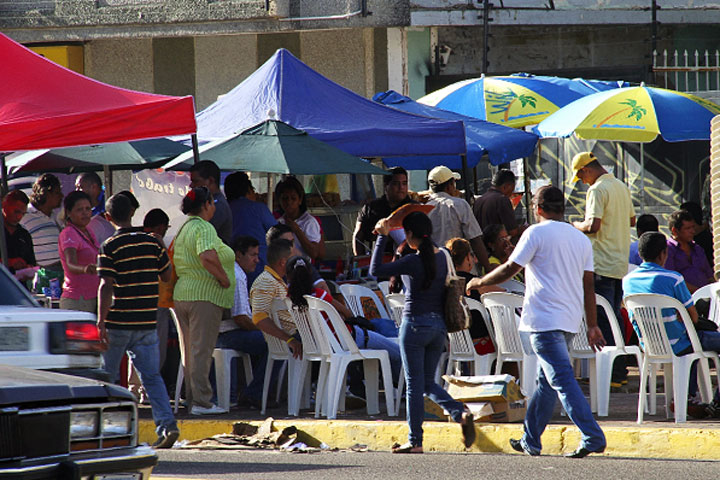 Un “chorro” de divisas se fuga vía remesas del Zulia