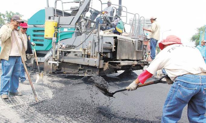 Trabajos de asfaltado retrasado por las lluvias