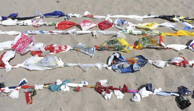 Logran nuevo ‘Record Guines’ con cadena de bolsas de plástico (FOTOS)