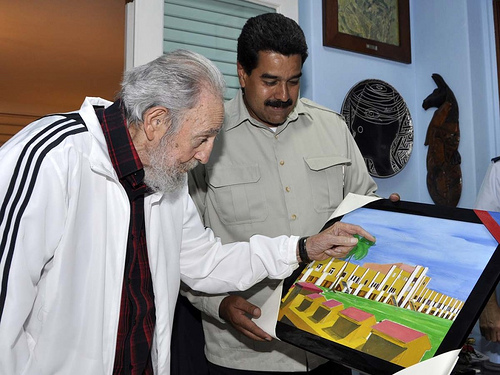 Maduro le regaló a Fidel un cuadro pintado por Chávez (Fotos)
