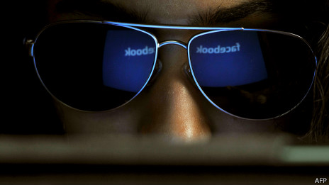 Por qué la gente espía a sus parejas por Facebook