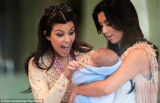 Kim Kardashian mantiene a sus fans en expectativa con las fotos de su hija (Foto)