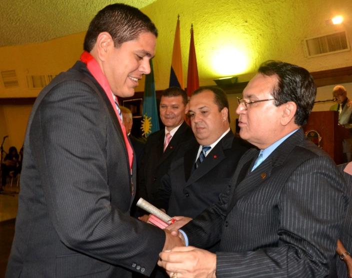 Lester Toledo es condecorado por el Colegio de Abogados del estado Zulia