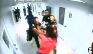 Inaceptable: Policía golpea brutalmente a niña con retraso (Video)