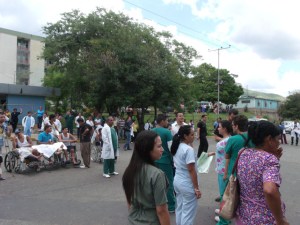Protestan en el Hospital de La Victoria para exigir liberación de doctores
