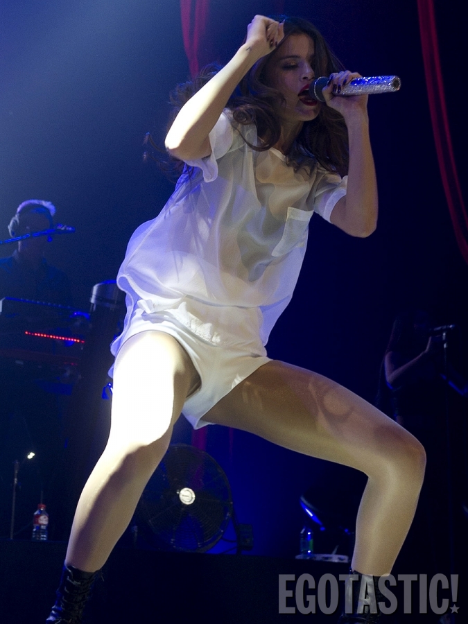 Que alguien le avise a Selena Gómez que se le ve la entrepierna con sus shorts flojitos (FOTOS)