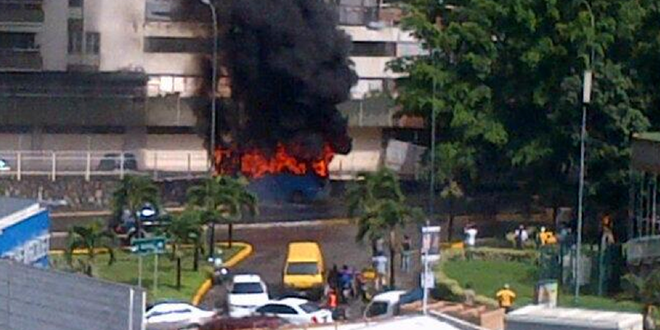 Choca y se incendia una camioneta por puesto en El Marqués (Fotos)