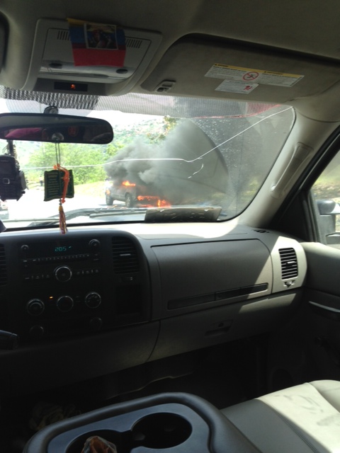La cola en la autopista Caracas – La Guaira es por este carro en llamas (FOTOS)
