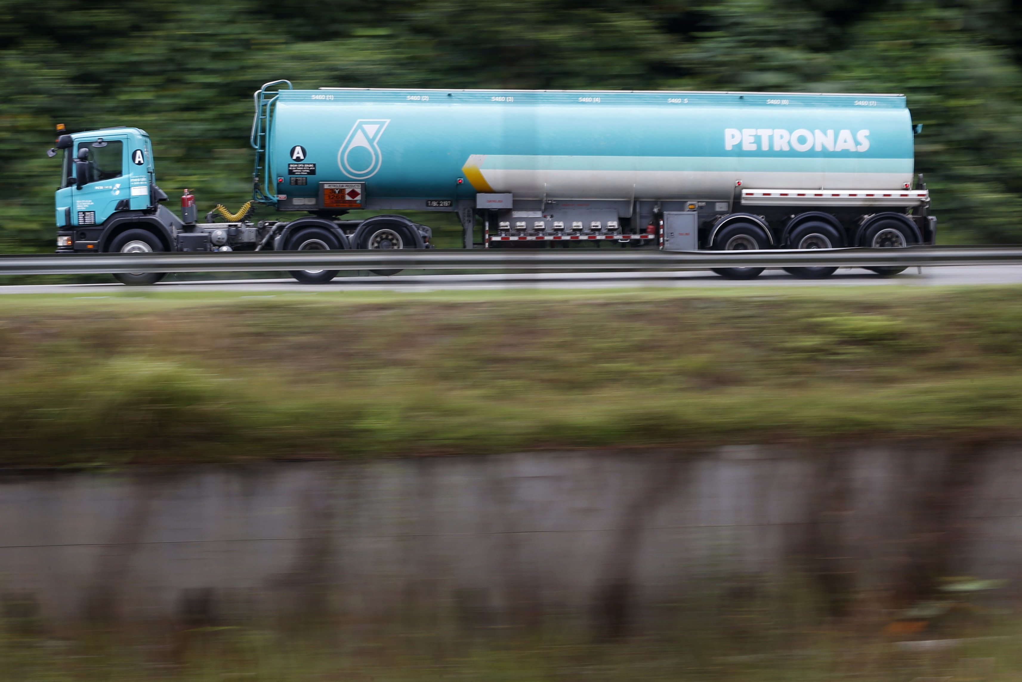 Petronas enfrenta posibles obstáculos para salir de Venezuela