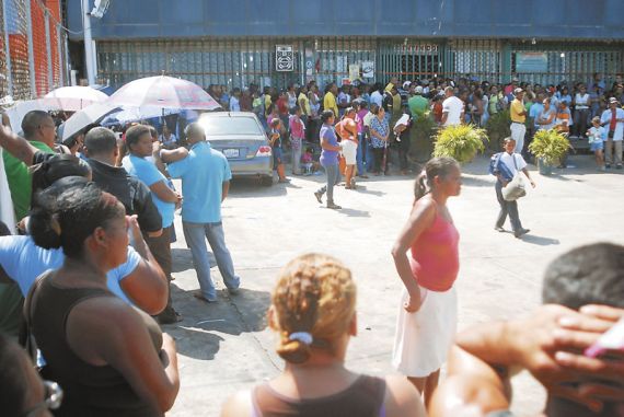 Gritos, quejas, groserías y golpes por una latica de leche