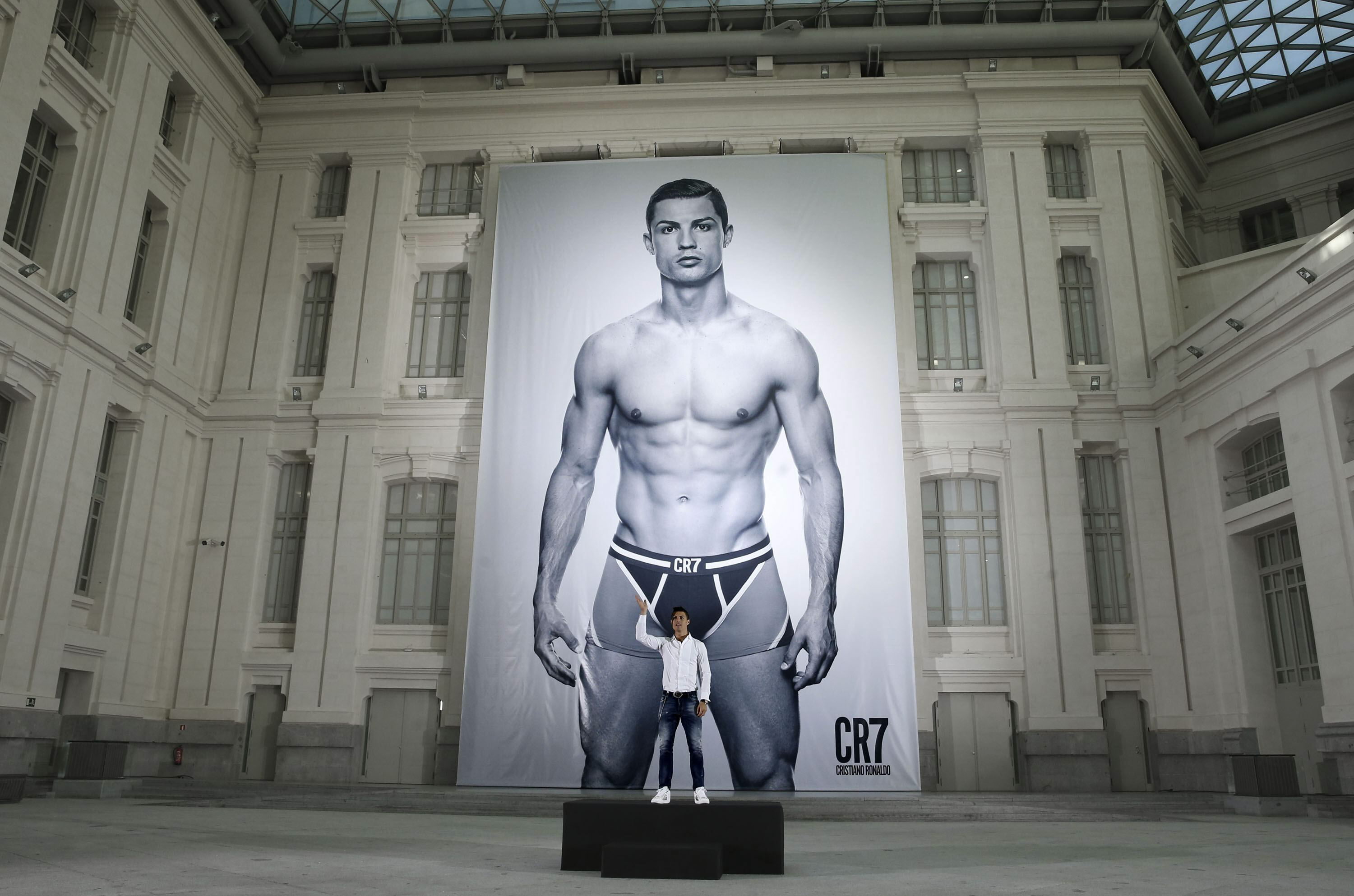 Un Cristiano Ronaldo gigante y en calzoncillos (Fotos)