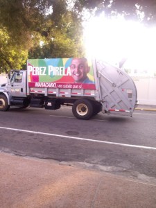 ¿Qué hace Pérez Pirela en un camión de basura? (Foto + Encuesta + #SoloEnMaracaibo)