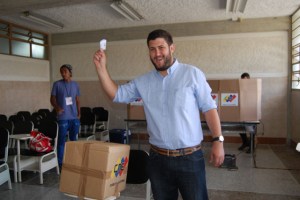Smolansky denuncia falla en la programación de las máquinas electorales de El Hatillo