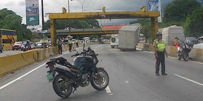 Cerrada autopista Francisco Fajardo por accidente con camión en Los Ruices