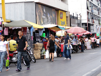 Algunos comerciantes informales salen a la calle