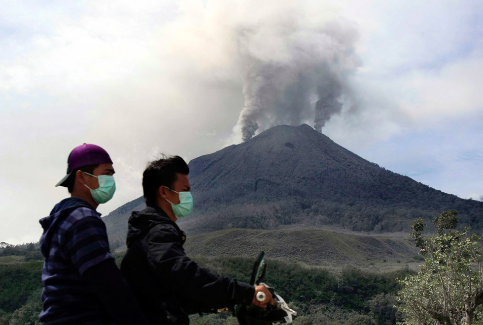 Cerca de 18.000 evacuados en Indonesia por el volcán Sinabung