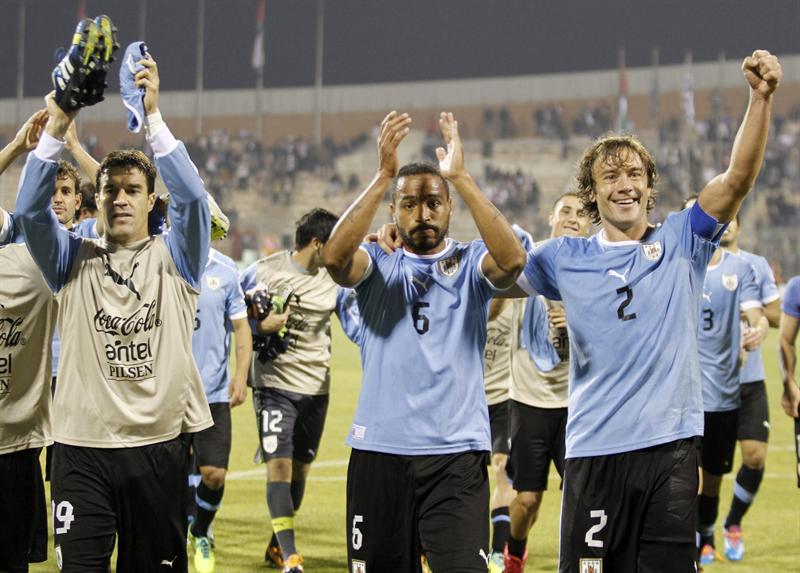 Uruguay con pie y medio en Brasil 2014 tras golear a Jordania