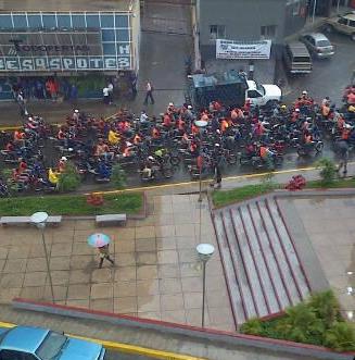 Reportan que decenas de motorizados “toman” Los Teques (Foto)