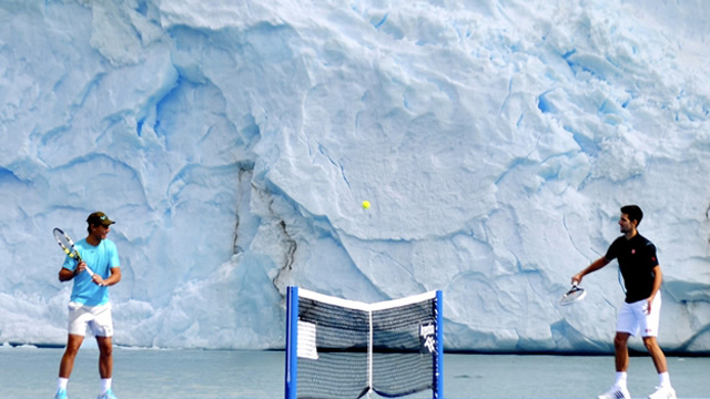 Nadal y Djokovic disputan un partido frente a un glaciar en Argentina