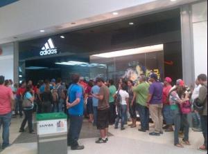 Miles de personas en Sambil de Paraguaná y fiscalizan tiendas (Fotos)