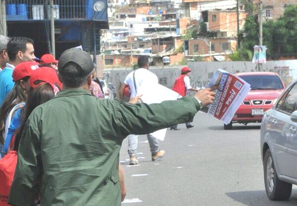 ¿Está este militar haciendo campaña electoral? (Foto encuesta)