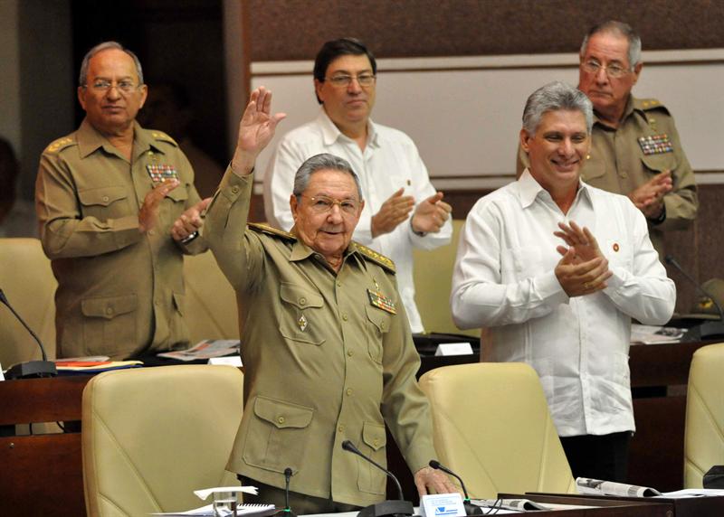 Raúl Castro invita a Bachelet a cumbre en La Habana