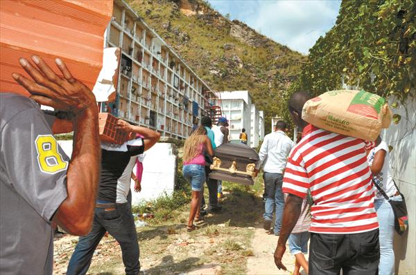 Trabajadores del cementerio de brazos caídos por deudas