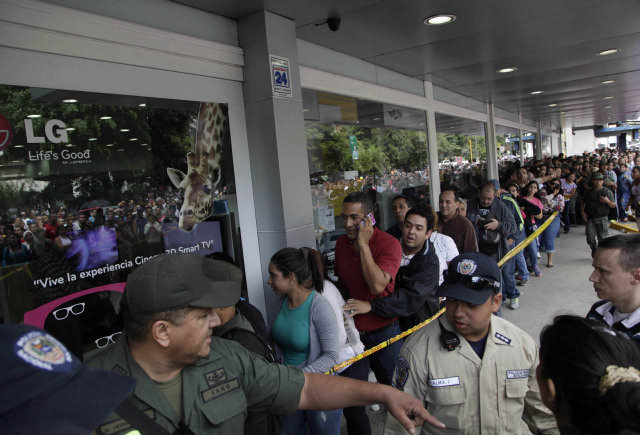 El Nuevo Herald: Política de “saqueos controlados” impulsa popularidad de Maduro