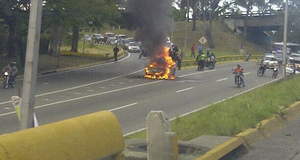 Se incendia carro en la Cota Mil (Fotos)