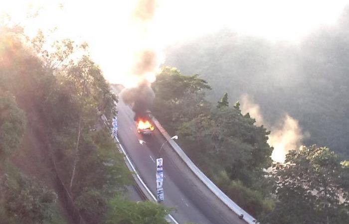 Auto en llamas no cede en Los Naranjos (Foto)