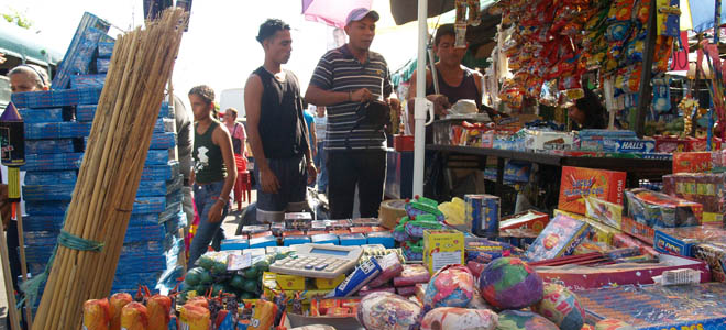 Venden pirotécnicos a pesar de las restricciones