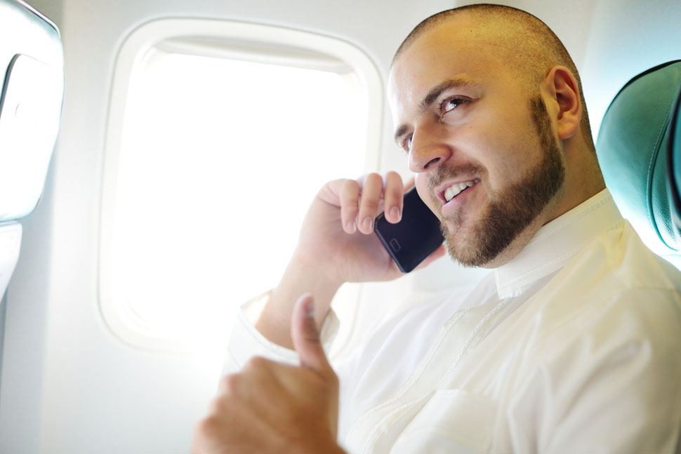 Aerolínea impide a viajeros hablar por teléfono porque es “molesto”