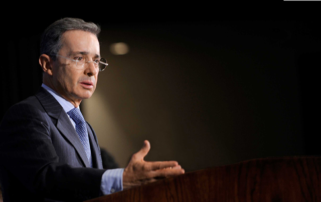 Uribe fue recibido a tomatazos en Soacha, cuna de “falsos positivos” en Colombia