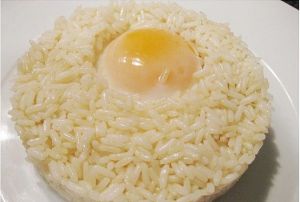 ¿Por qué nos asusta más un huevo crudo que el arroz recalentado?