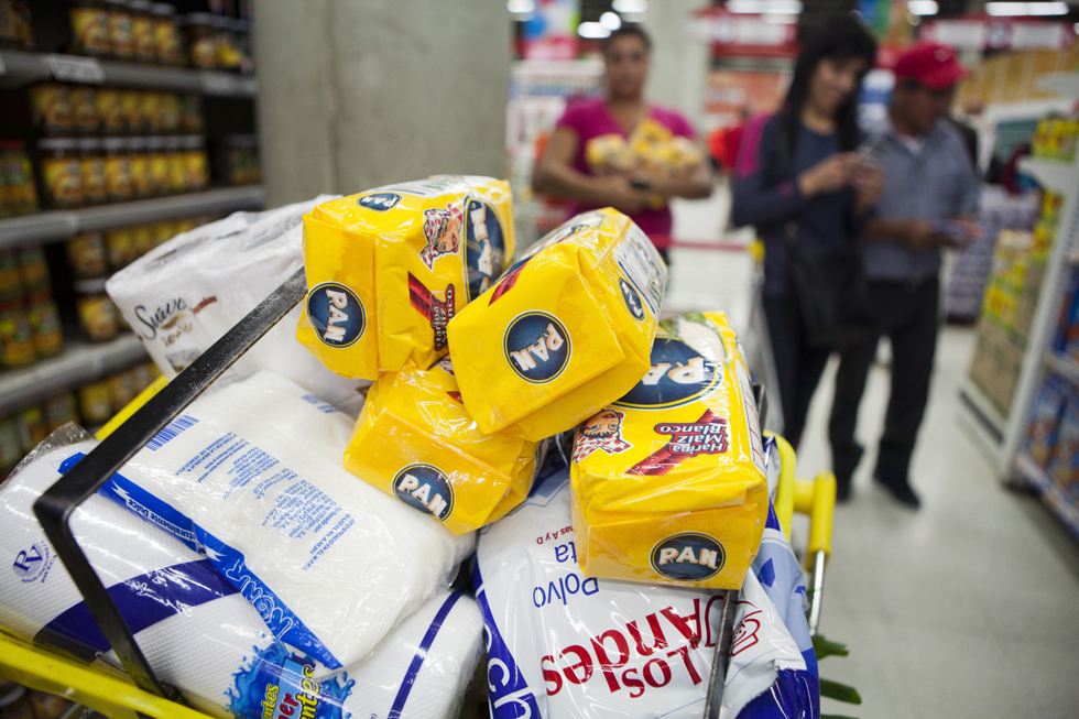 La escasez es culpa de que usted guarde por si no consigue, afirma ministro de Alimentación Osorio