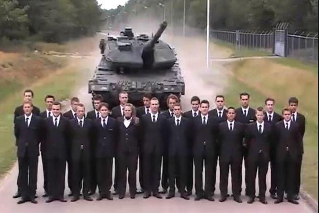 Holandeses desafían a tanque al más puro estilo de Chuck Norris (Video)