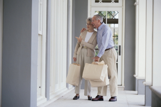 Los adultos mayores que hacen sus compras viven más años