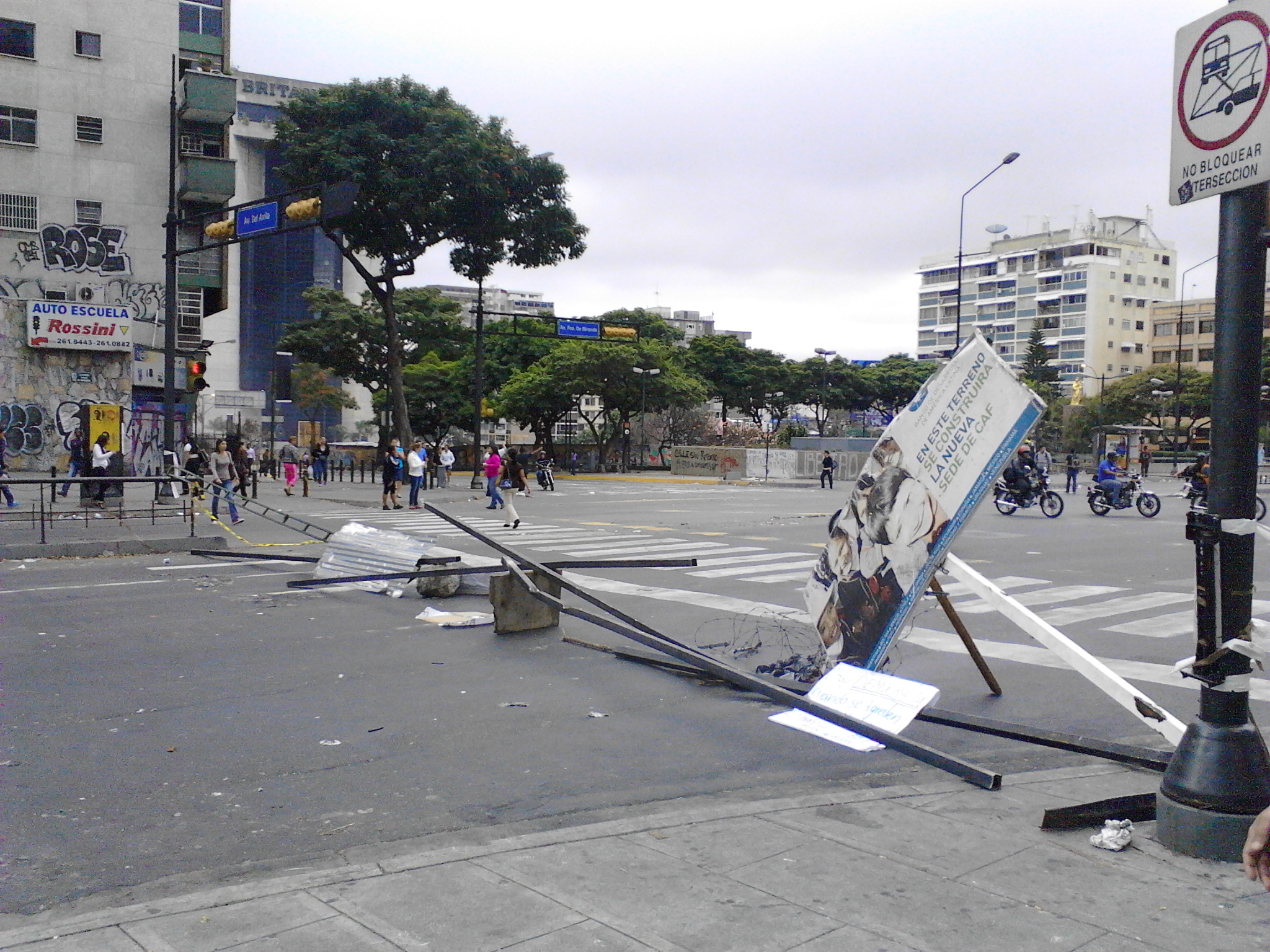 Cerrado el paso hacia la Plaza Altamira (Fotos)