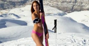 Vídeo de una esquiadora libanesa en toples causa furor en la red
