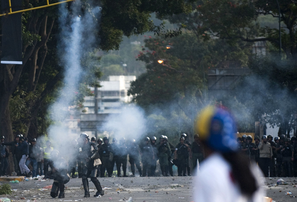 España llama a la calma y al diálogo para acabar con violencia en Venezuela