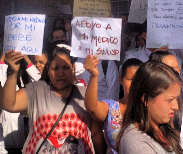 Protestan por insumos en el Hospital Universitario de Caracas (Fotos)