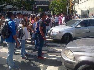 Estudiantes trancan la Av. Casanova en protesta por jóvenes asesinados (Fotos)