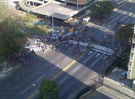 Grupos de motorizados arremeten contra manifestantes en La California (Fotos)