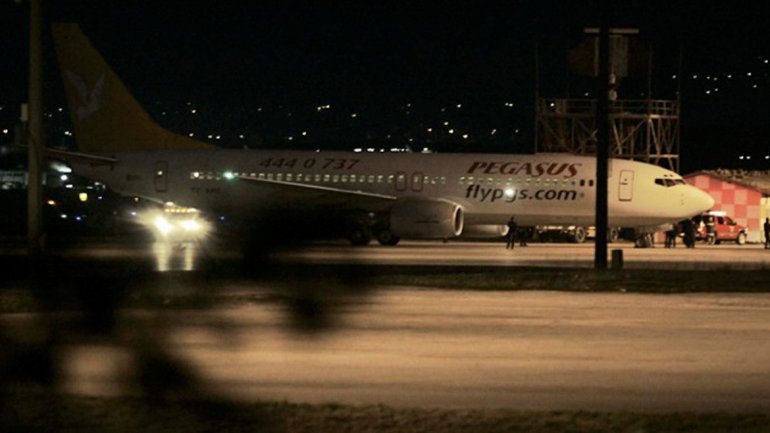 Detuvieron a un pasajero ebrio que intentó desviar un avión a Sochi